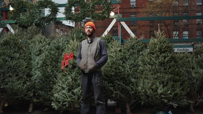 Фотограф из Нью-Йорка сравнил американских продавцов елок и магнитогорских. А вы угадаете, где сделаны фотографии?