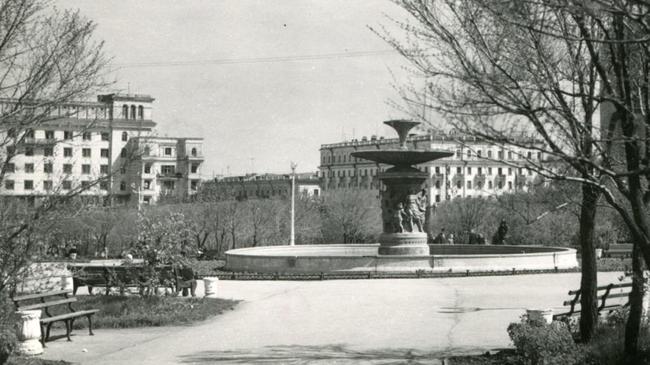  Фонтан на площади. Мраморный фонтан появился, скорее всего, в самом начале 1950-х годов.