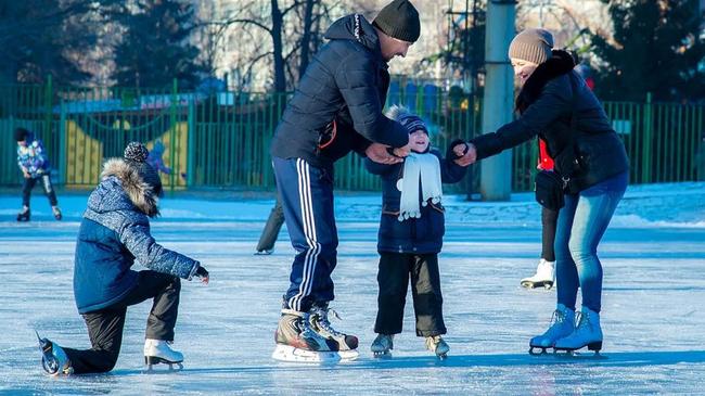 Всё равно, что нет снега и мороза: в Челябинске открылся первый уличный каток