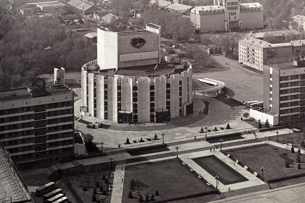 Здание театра старое