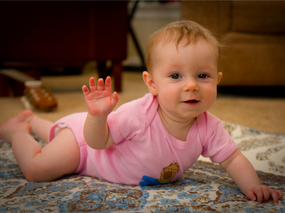 Фото ребенка 1 год. Малыш машет. Дети машут. Пока малыш. Дети машут руками.