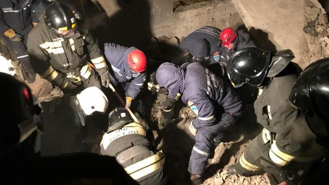 Под завалами обрушившегося здания в Копейске нашли погибших