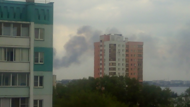 Черный столб дыма поднялся над Ленинским районом из-за пожара на ЧТПЗ