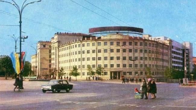 Здание арбитражного суда на площади Революции. И как и на всех старых фотографиях, люди спокойно идут через проезжую часть.  