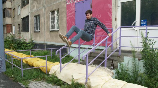 В Челябинске уложили теплотрассу поперек детской спортивной площадки
