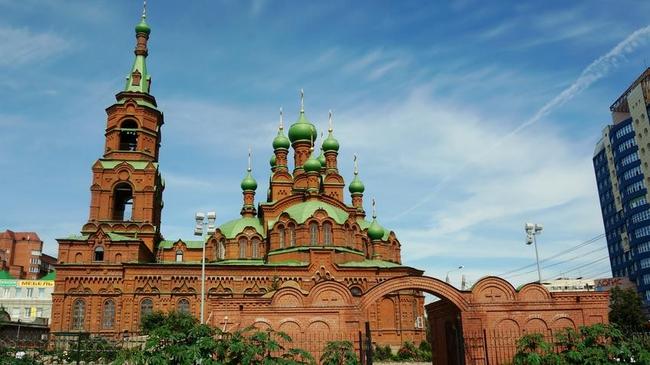 «Строения сомнительной архитектуры»: в Челябинске уберут ларьки, закрывающие храм