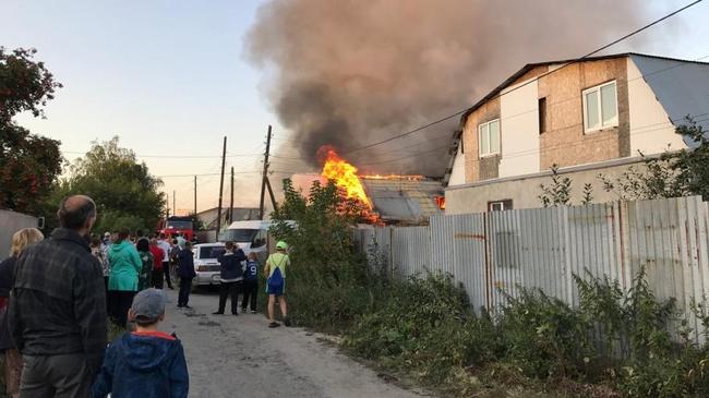 «Дым было видно издалека»: хозяин частного дома в Тракторозаводском районе погиб при пожаре