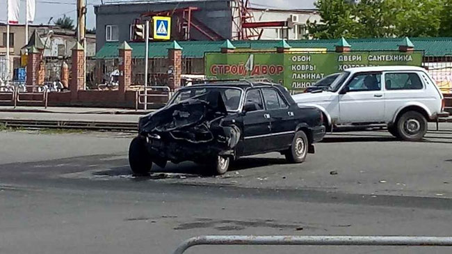 Чудом никто не пострадал: в Челябинске «Волга» смялась о кроссовер