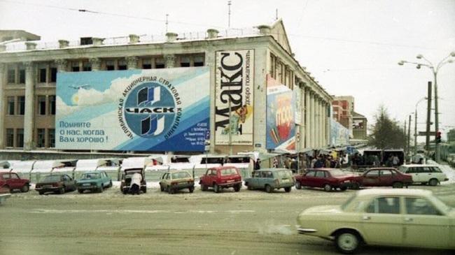 Ткацкая фабрика на перекрестке проспекта Ленина и Свободы. Виден рынок (ракушки, с которых торговали одеждой). 