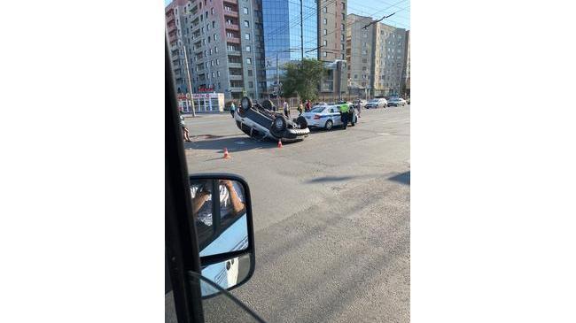В Челябинске произошло ДТП на перекрёстке Комсомольского проспекта и улицы Молодогвардейцев. Информации о пострадавших нет.