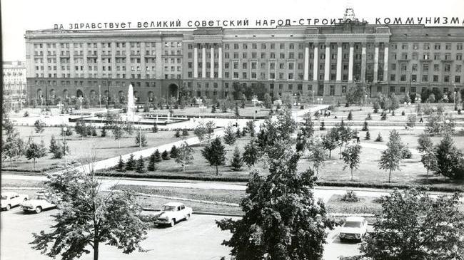 Вид на здание управления ЮУЖД и площадь Революции 1980-1981 годы 