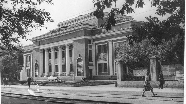 Любимое место отдыха трудящихся Тракторозаводского района - театр ЧТЗ.