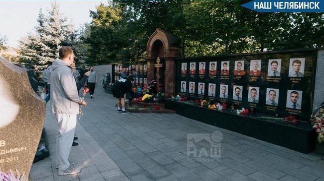 🥀 Игроки «Трактора» почтили память хоккеистов «Локомотива»