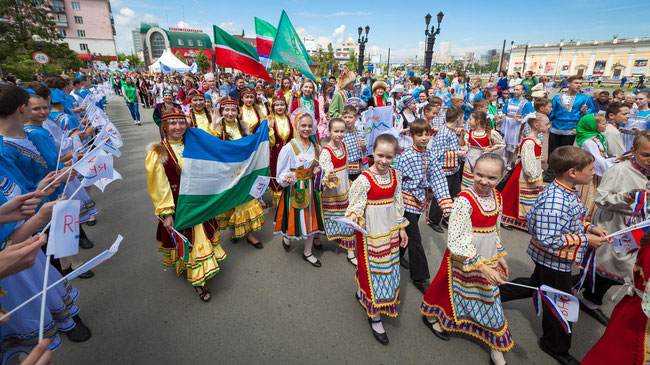 Более трёх тысяч человек в национальных костюмах прошагали по Челябинску