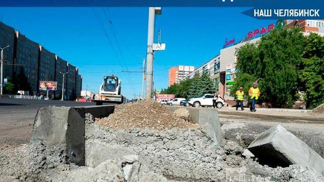 🚧 В районе скандальных переходов на Комсомольском проспекте демонтируют бордюры и расширяют проезжую часть. 