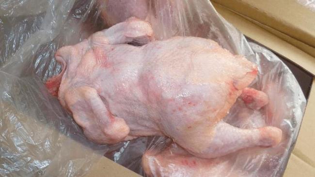 В Тюмени разъярённая пьяная покупательница избила кассира замороженной курицей