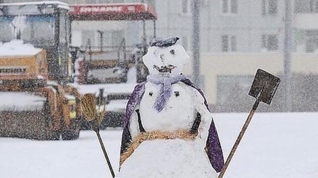 Челябинский снеговик, слепленный заботливыми руками из свежевыпавшего снега! 😉