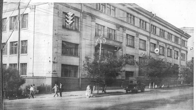 Государственный банк. Угол проспекта и улицы, которая носит имя славного революционера Елькина