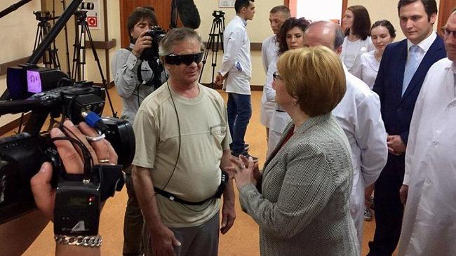 Слепоглухой челябинец увидел дочь после включения бионического глаза