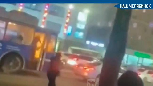 🔥😨 В центре Челябинска загорелся троллейбус. 