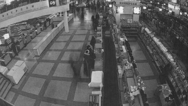 Челябинский Торговый центр. Из интересного слева на фото магазин самообслуживания. Кто помнит в какие годы он там был?