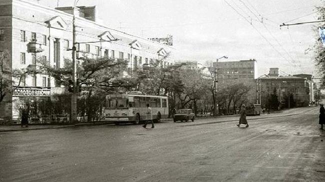 Знаменитый Золотой ключик на перекрестке пр. Ленина и ул. Красной. Ну и практически пустой проспект Ленина.