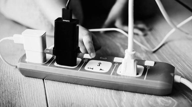 В Челябинске 16-летний подросток погиб от удара током, разговаривая по телефону, подключённому к зарядке. 