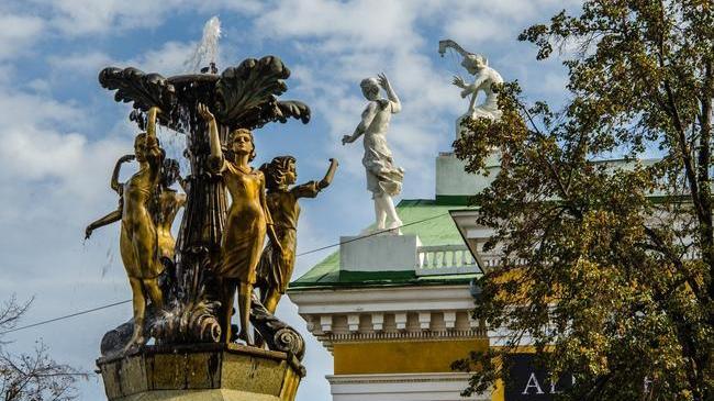 Музы на Кировке...Как думаете, какие именно Музы украшают Оперный театр и фонтан возле него? 