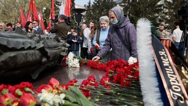 💐 В Челябинске прошло традиционное возложение цветов к Вечному огню. Больше фото в источнике поста 👇🏻