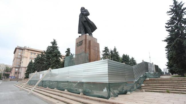 Рабочие приступили к реконструкции памятника Ленину на площади Революции