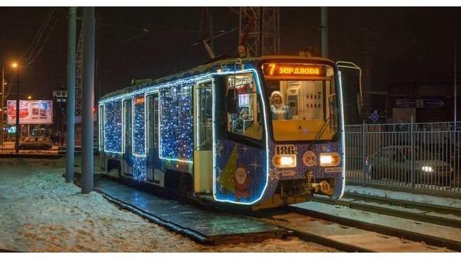 По Челябинску катаются вот такие замечательные новогодние трамваи!