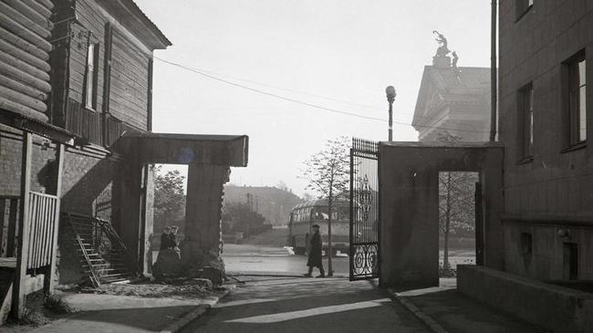 1961 год. Городские зарисовки Семёна Переплётчикова: во дворе за домом по ул. Кирова, 86