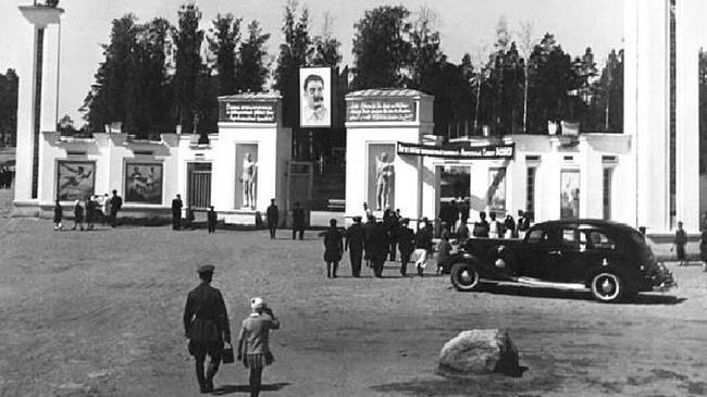 Вход на Центральный стадион, фото сделано с угла Энгельса и Коммуны.