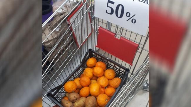 “Их место на помойке”. В Челябинской области гнилые фрукты продают со скидкой