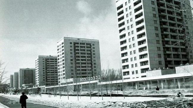 Только что построенные 14-этажные дома на проспекте Ленина. Деревья, в тени которых сейчас можно гулять, пока всего лишь саженцы. 