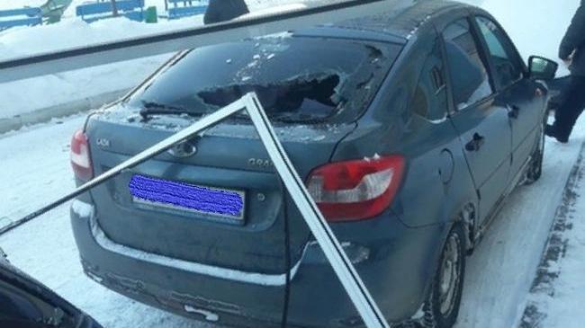 В Челябинске оконная рама разбила автомобиль