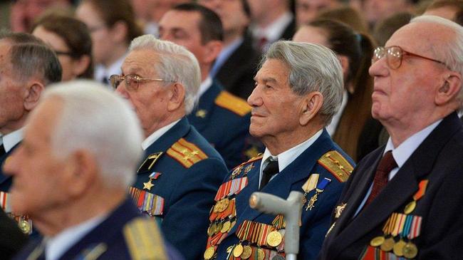 По 2 тысячи рублей получат ветераны на губернаторских приемах
