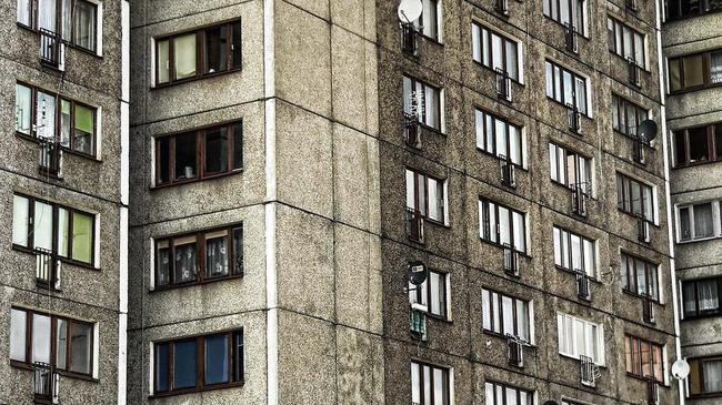 Челябинские пожарные спасли малышку, повисшую на высоте 8 этажа