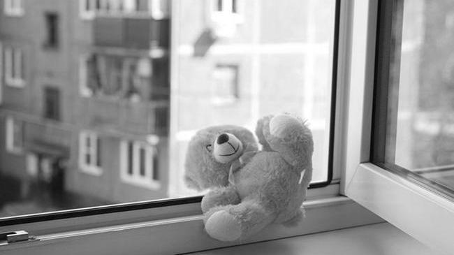 «Была дома вместе с бабушкой, отцом и братом»: 4-летний ребенок выпал из окна многоэтажки в Челябинске