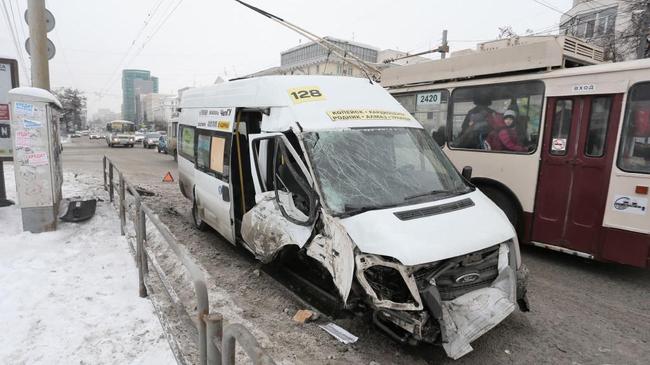 В центре Челябинска водитель маршрутки врезался в столб. На месте работают три «скорые»