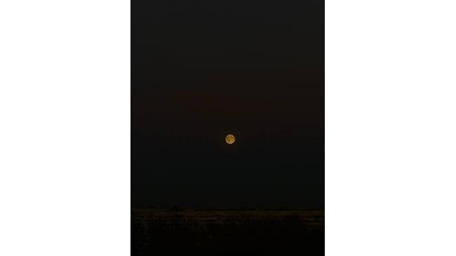 🌕 Огромная луна взошла сегодня над Челябинском