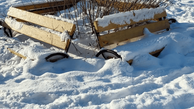 ❄️ Коротко об уборке снега в Челябинске — скамейки утонули в снегу. Кстати, это не единичный случай. 