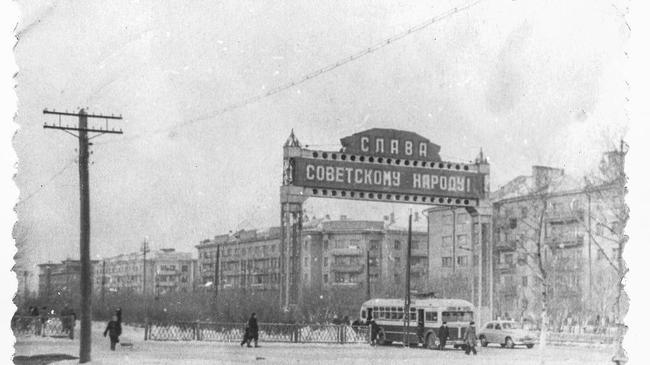 Арка в Тракторозаводском районе на ул. Спартак, 1957 год. К нашему времени арка не сохранилась. Никто не знает, почему? 