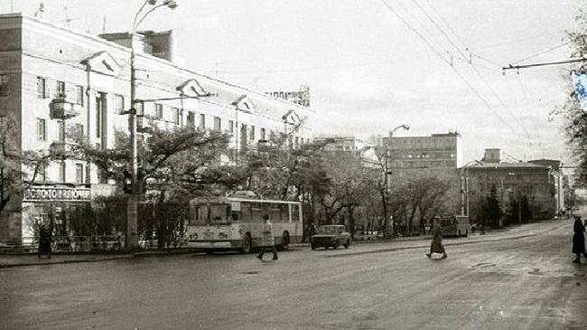 Знаменитый Золотой ключик на перекрестке пр. Ленина и ул. Красной. Ну и практически пустой проспект Ленина. Помните?