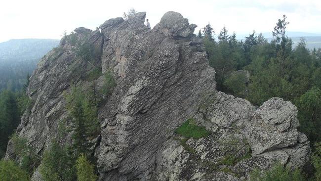 На Урале в эпицентре разрушительного землетрясения машину раздавило куском скалы