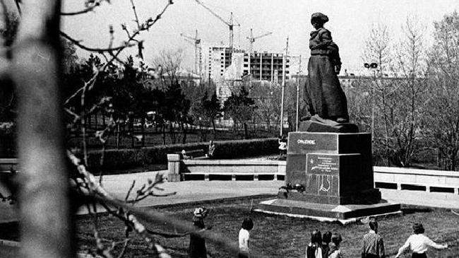 Орлёнок — памятник на Алом поле, открыт 29 октября 1958 в день сорокалетия комсомола. А что за здание на заднем плане строиться?