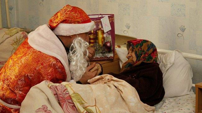 Челябинцы организовали сбор новогодних подарков для одиноких пенсионеров
