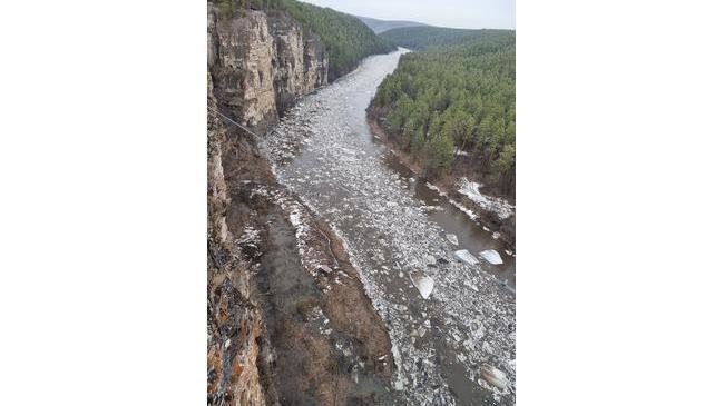 😃 На реке Ай тронулся лед. Завораживающими фото ледохода на Больших притесах поделился в соцсетях Григорий Шишов.
