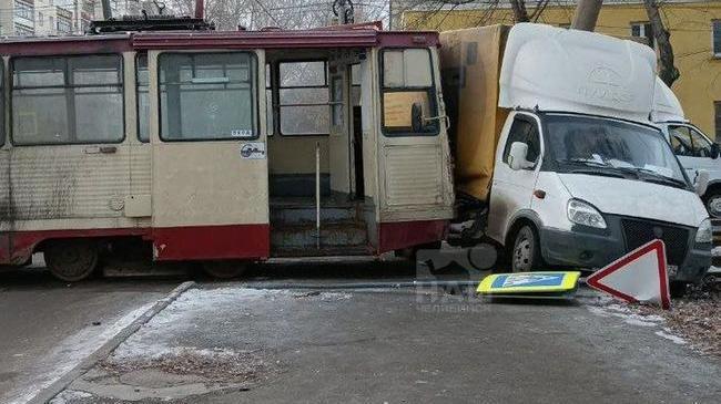 🚊 Трамвай протаранил грузовик