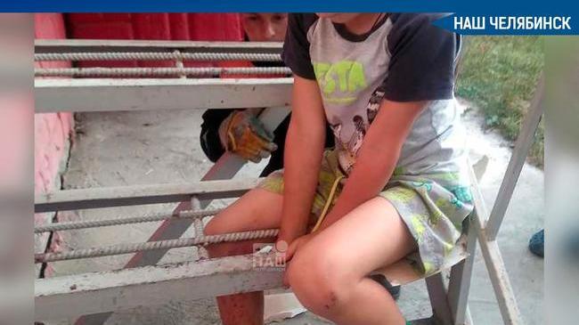 😨 В Миассе ступня шестилетнего малыша оказалась зажата между металлическими прутьями.